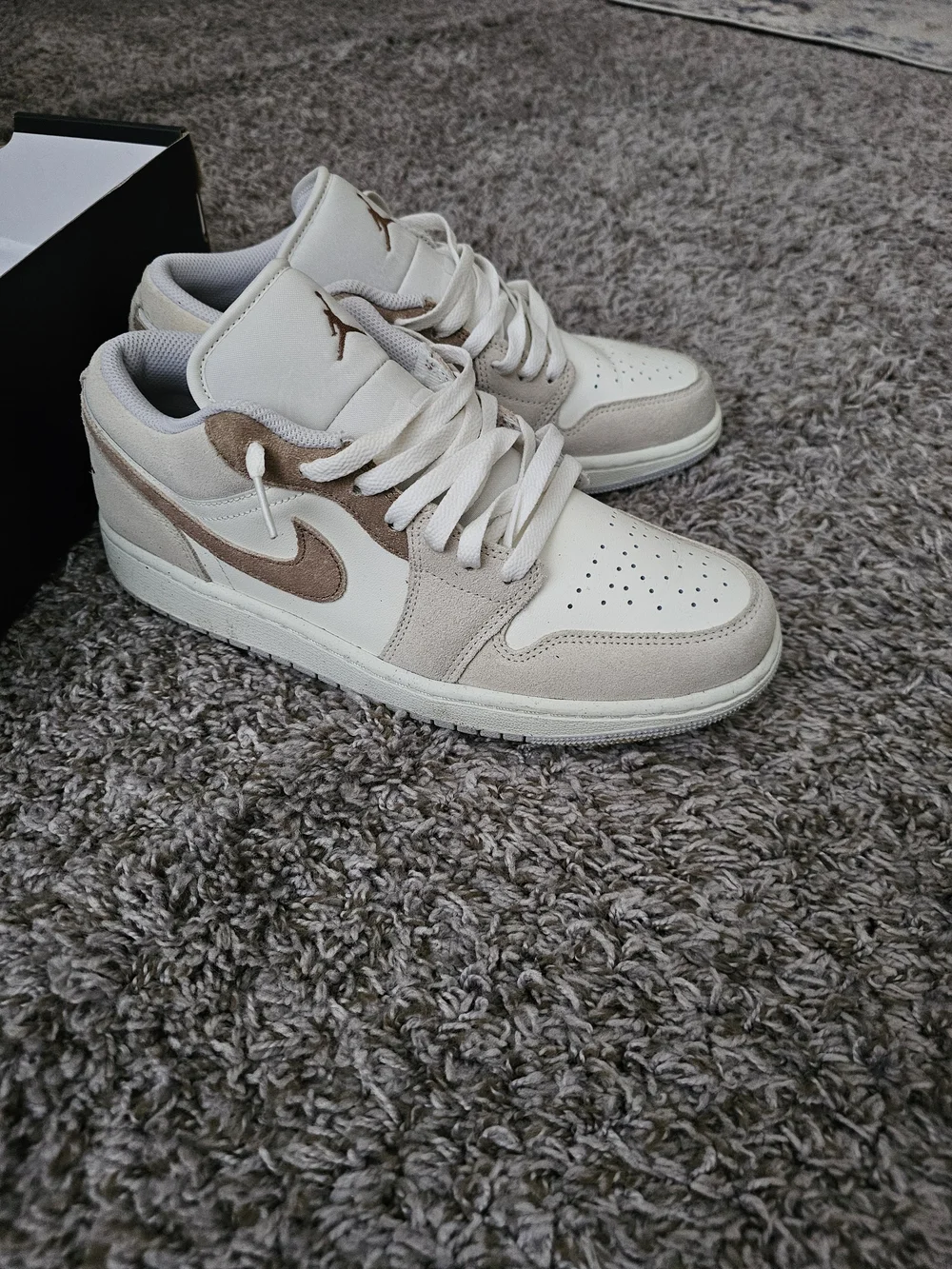 Air Jordan 1 Low SE Beige & White Sneakers
